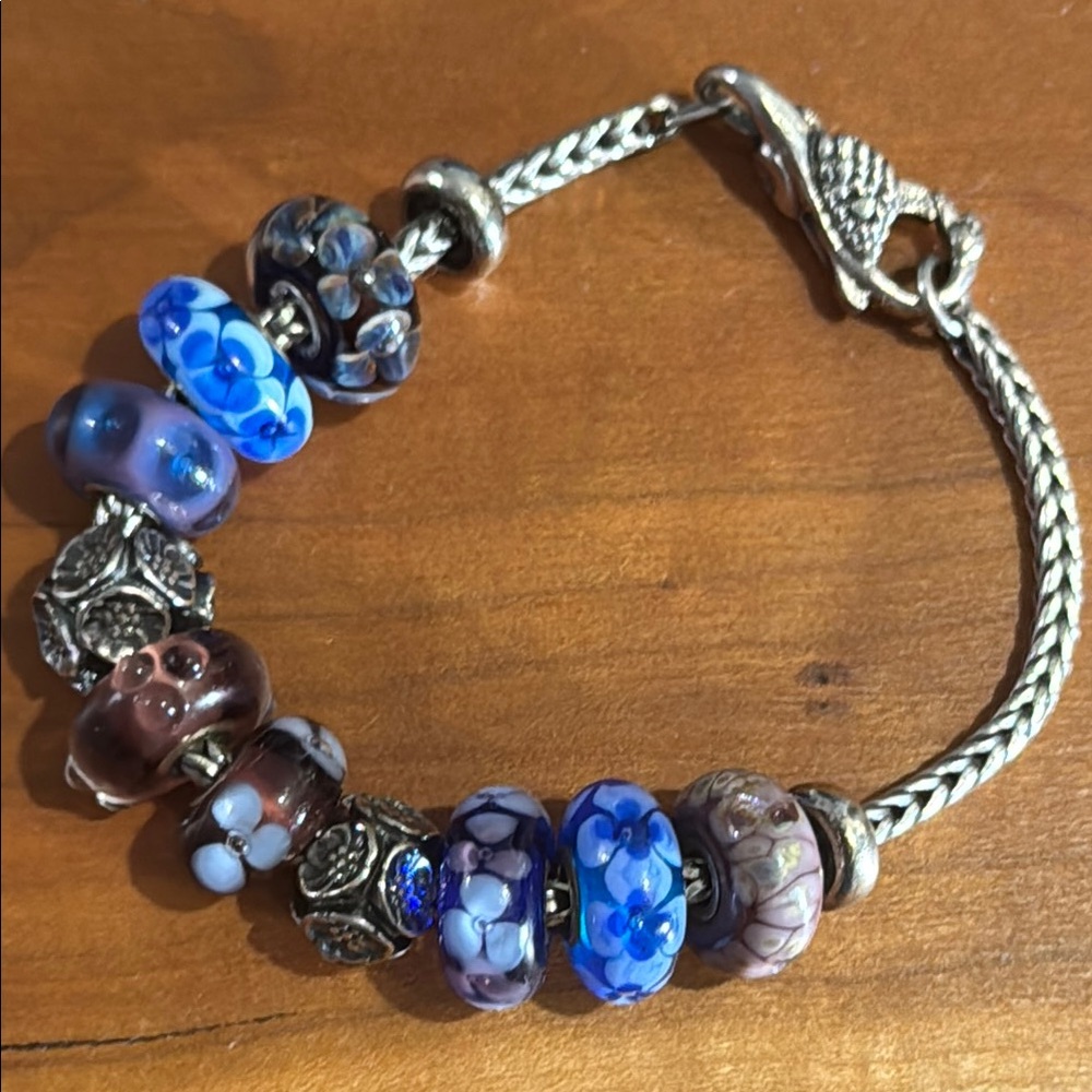 Trollbeads Bracelet w/Swan lock, 8 glass beads, 2 silver beads & 2  stoppers